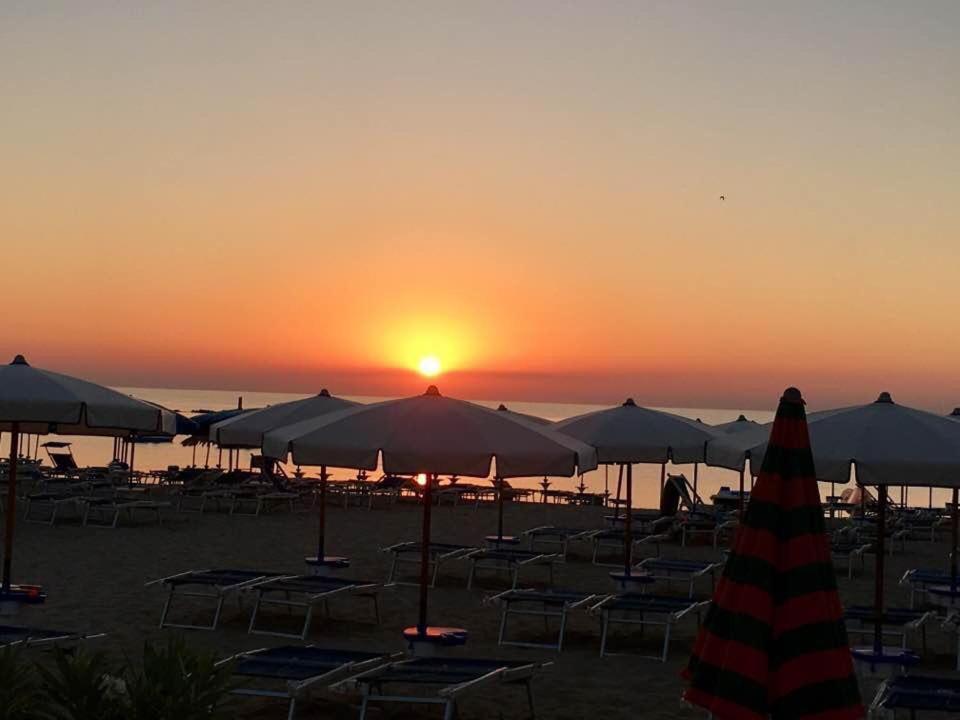 Le Rose Beach & Suites Appartamenti Fronte Mare A Villarosa マルティンシクーロ エクステリア 写真
