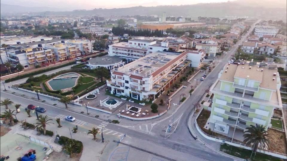 Le Rose Beach & Suites Appartamenti Fronte Mare A Villarosa マルティンシクーロ エクステリア 写真